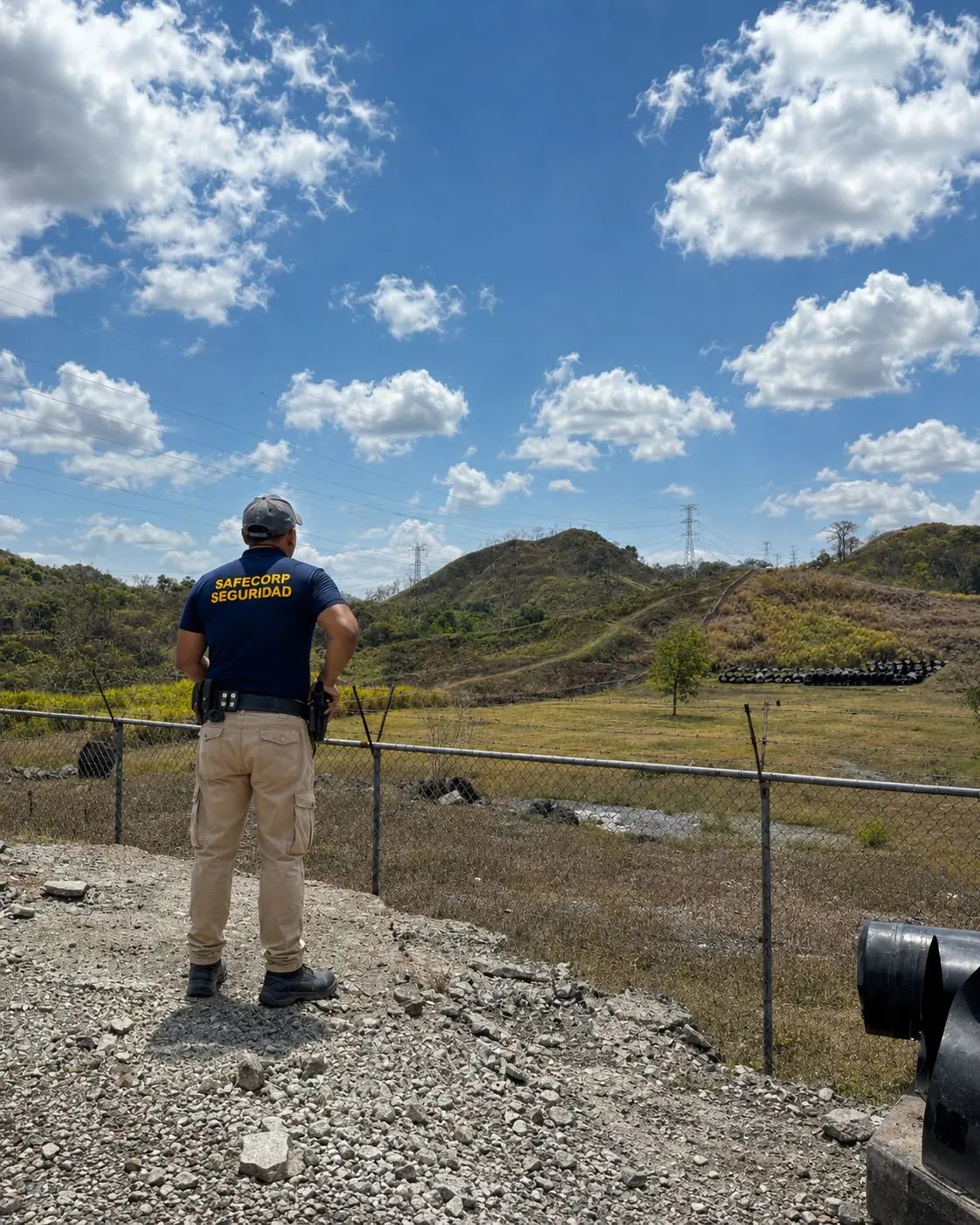 Agente de seguridad SAFECORP vigilando el perímetro de una propiedad en Panamá